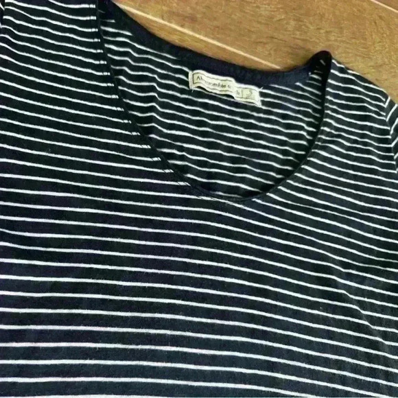Abercrombie Striped V Neck Casual Nautical Top Size Small Comfortable Travel - Picture 5 of 5